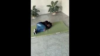 国产绣花鞋踩踏视频